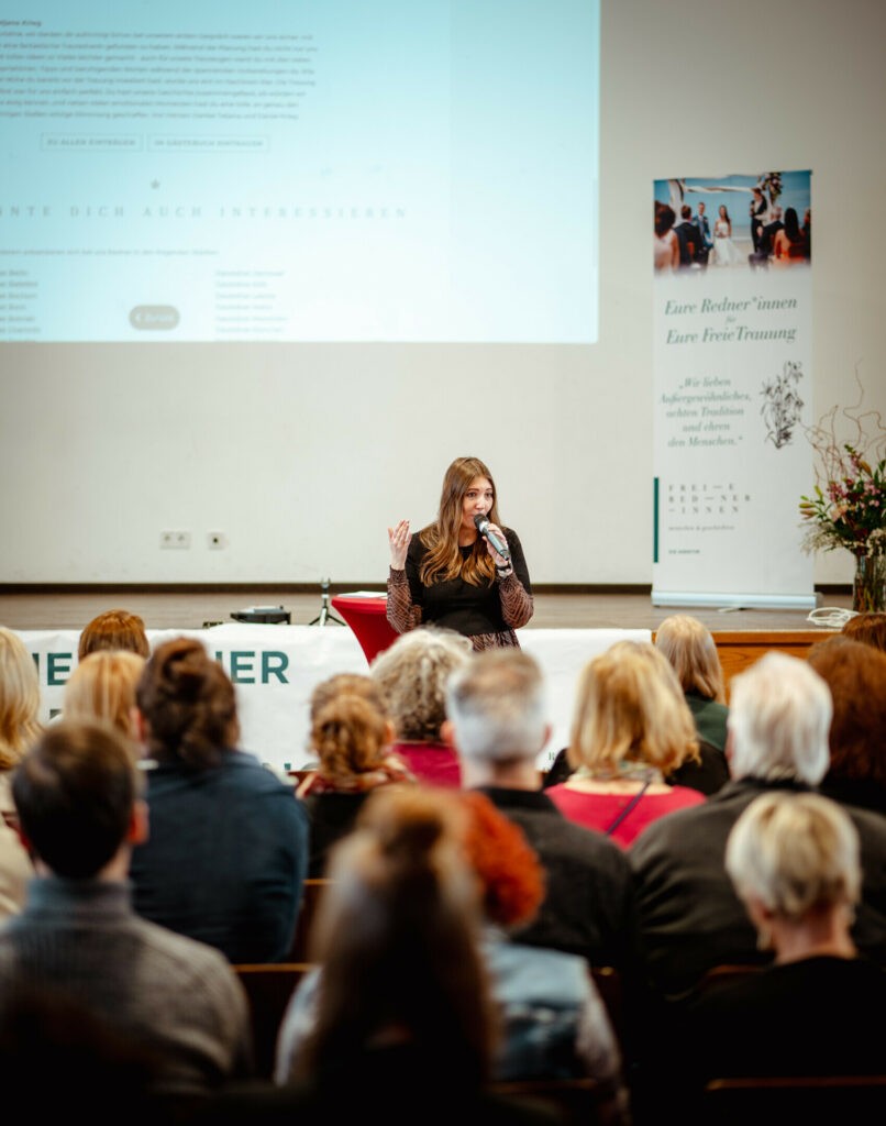 Rednerkonferenz | Caterina Müller spricht vor den Gästen