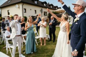 Hoch die Gläser | Hochzeitsgäste stossen an