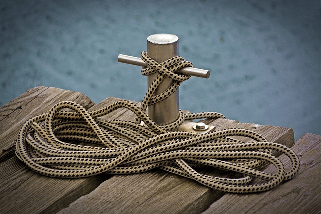 Seil, aufgewickelt an einem Bootsanlegeplatz