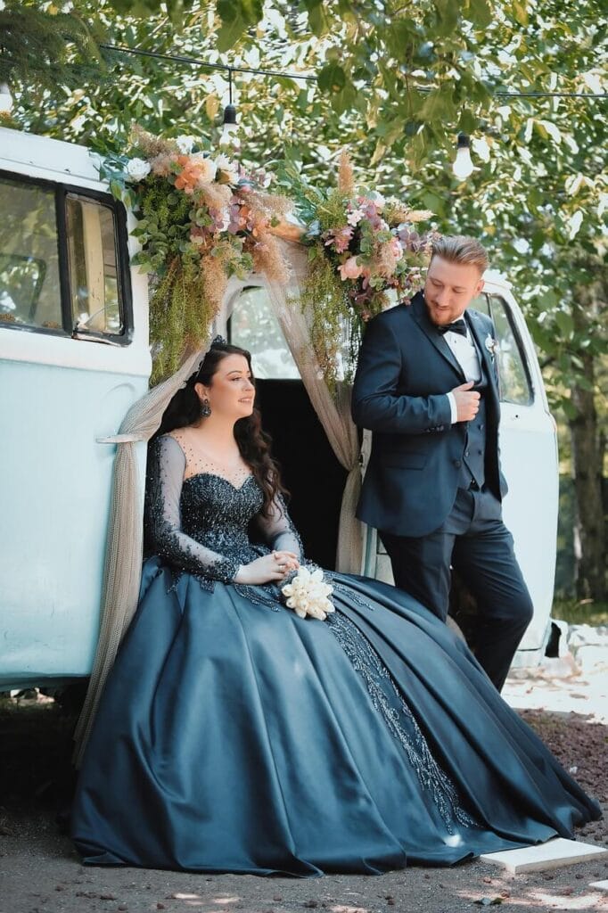 Freie Redner - Braut trägt ein dunkles Hochzeitskleid