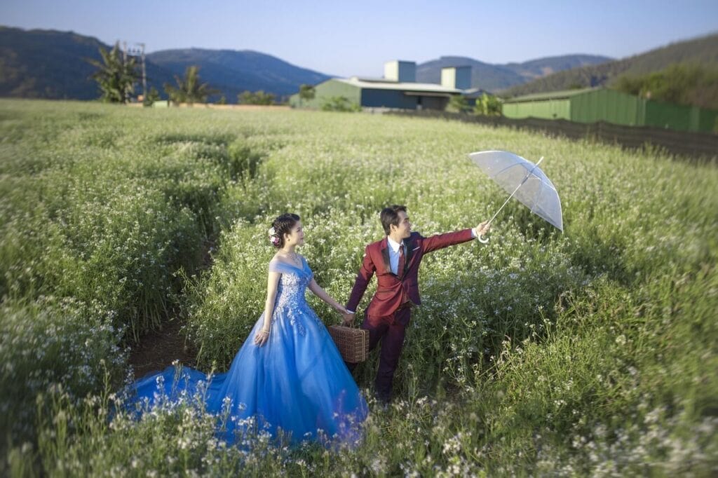 Hochzeitspaar in rot und blau