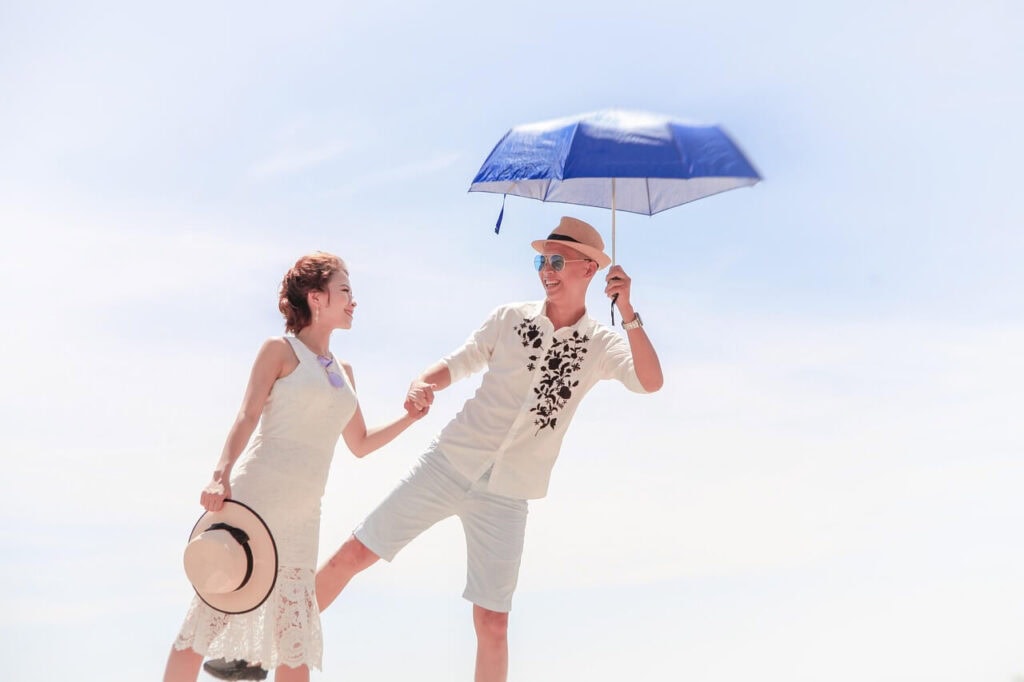 Das sind die Top 6 der Hochzeitstrends 2025 2 Untypisches Brautpaar mit Schirm