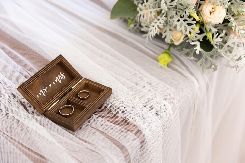 Kleine Holzbox mit Hochzeitsringen