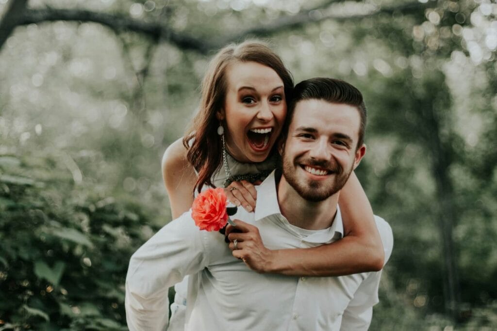 Glückliches Hochzeitspaar im Grünen bei einer Hochzeit in Österreich.